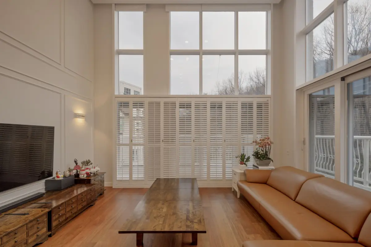 복층 천장이 선사하는 클래식 펜트하우스 거실